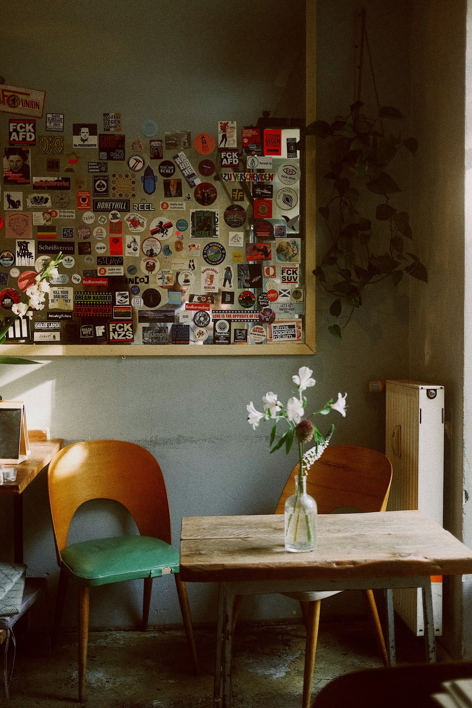 Table à manger en bois avec un vase de fleurs et des chaises