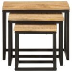 tables dépliées autour d'un canapé