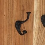 un porte-manteau dans une chambre