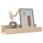 une étagère au-dessus d'un bureau
